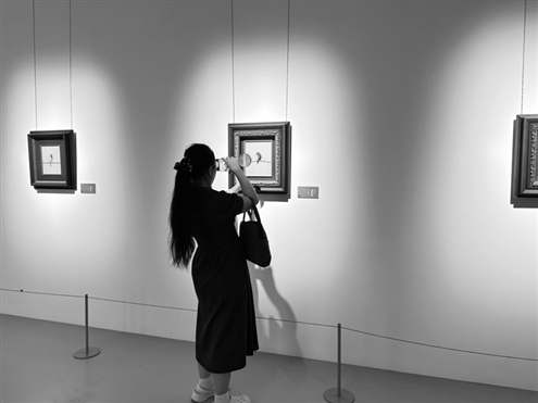 当观众走近这些栩栩如生的油画作品时,朴素的自然之美扑面而来